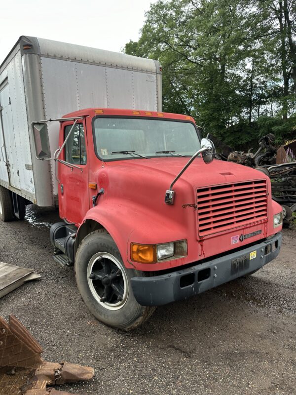 1995 International 4700 Part Out - Image 2