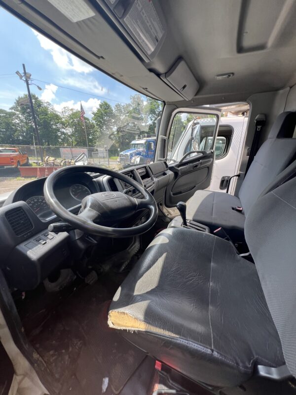 2011 Hino 268 Reefer Part Out - Image 5